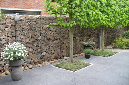Een schanskorf schutting past perfect in een moderne tuin.