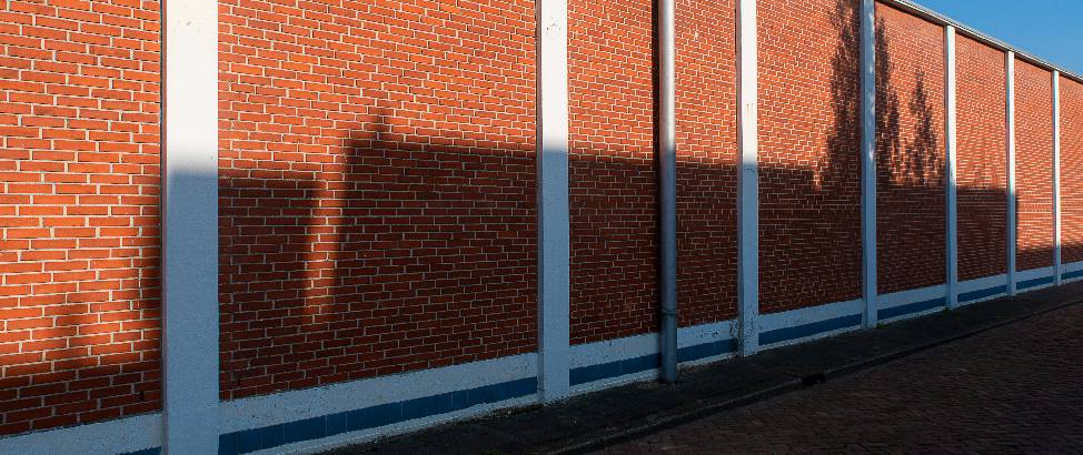 een betonnen schutting is vrijwel onderhoudsvrij.