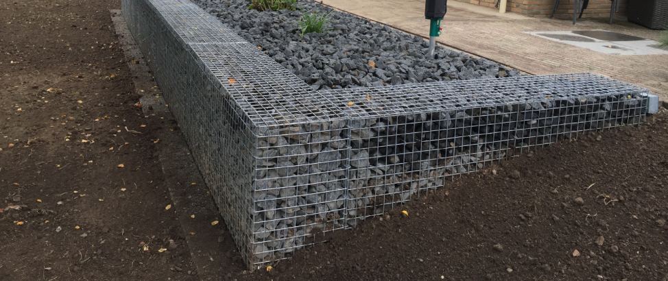 Vakkundig aangelegde schanskorf met een aflopend pad.