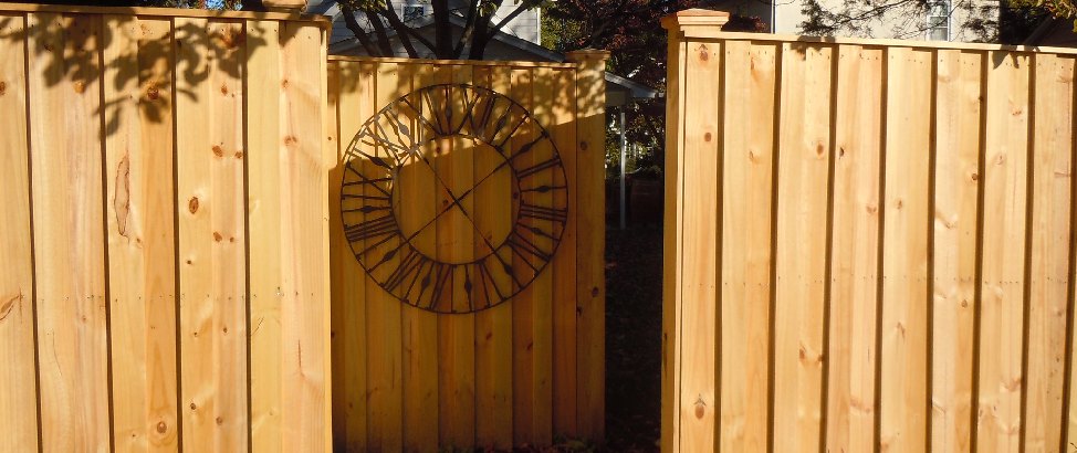 Een houten schutting is één van de meest gekozen erfafscheidingen.