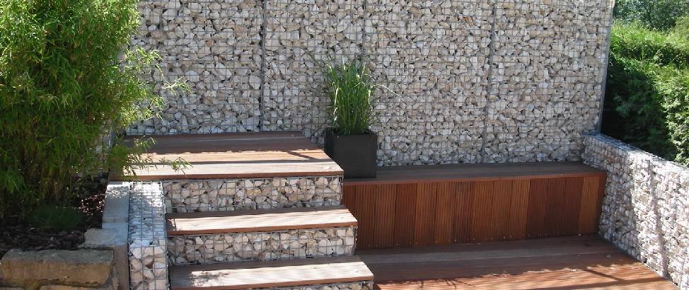 Lichte breukstenen in een tuin