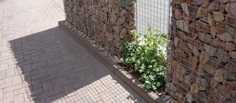 Een schanskorfschutting kan ook gecombineerd worden met planten.