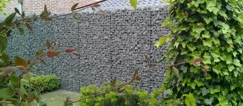 Een robuuste schanskorven schutting past perfect in de moderne tuin.
