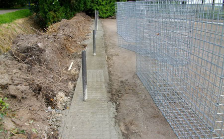 Steigerbuizen voor de schanskorven aanbrengen