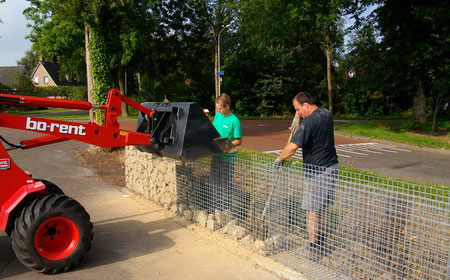 Schanskorven vullen met minikraan