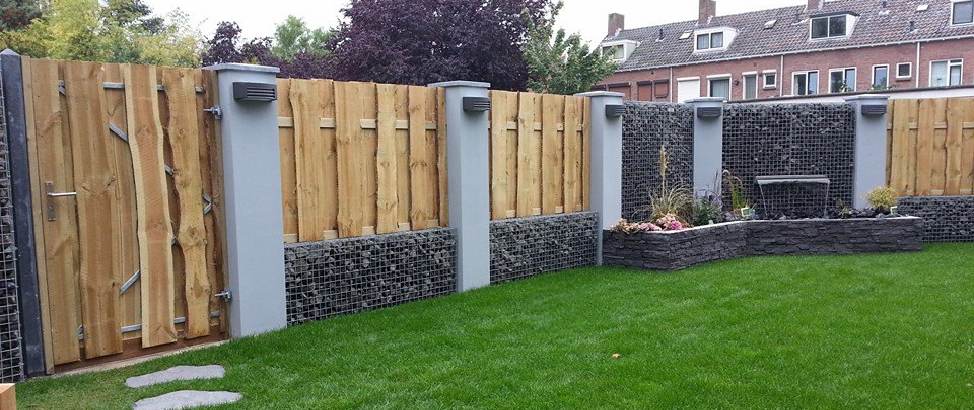 Combineer schanskorven met hout en beton.