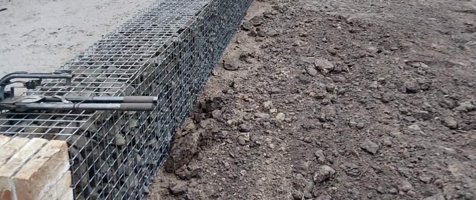 een net geplaatste schanskorf