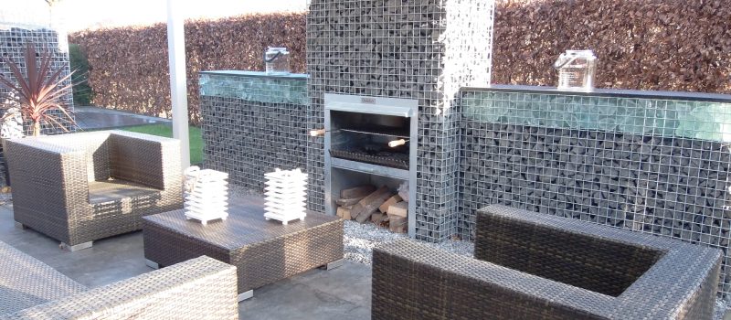 Een schanskorf barbecue in een gezellige buitenterras