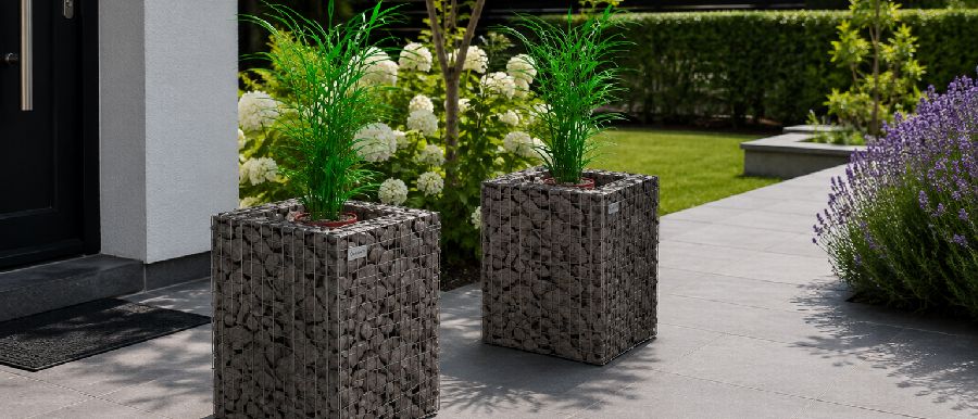 Schanskorf bloembakken in een moderne tuin