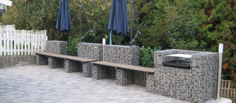 Een schanskorf barbecue op een terras