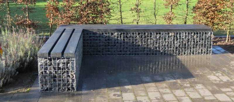 een bankje gemaakt met staalmatten