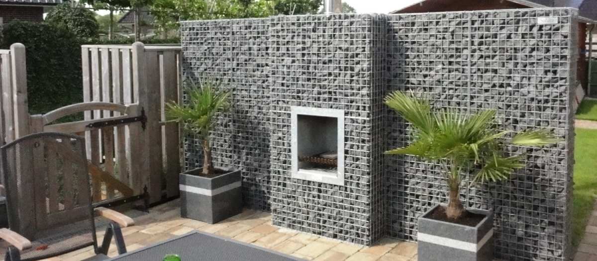 Een muur van schanskorven en een terrashaard in het midden