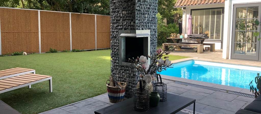 Een hoekhaard onder een overkapping bij een zwembad