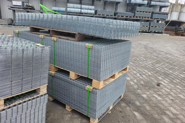 De Galfan coating zorgt voor een langere levensduur van de staalmatten. De Galfan coating zorgt voor een langere levensduur van de staalmatten.