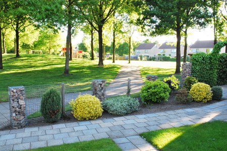 Met steenkorven kunt u een natuurlijke omheining creëren van uw voortuin. Met steenkorven kunt u een natuurlijke omheining creëren van uw voortuin.